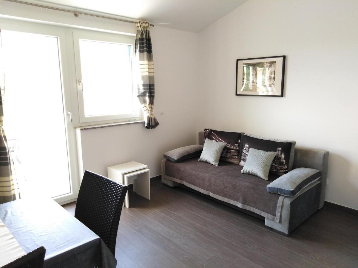 Villa Luce Apartment House คาร์โลบัก ภายนอก รูปภาพ
